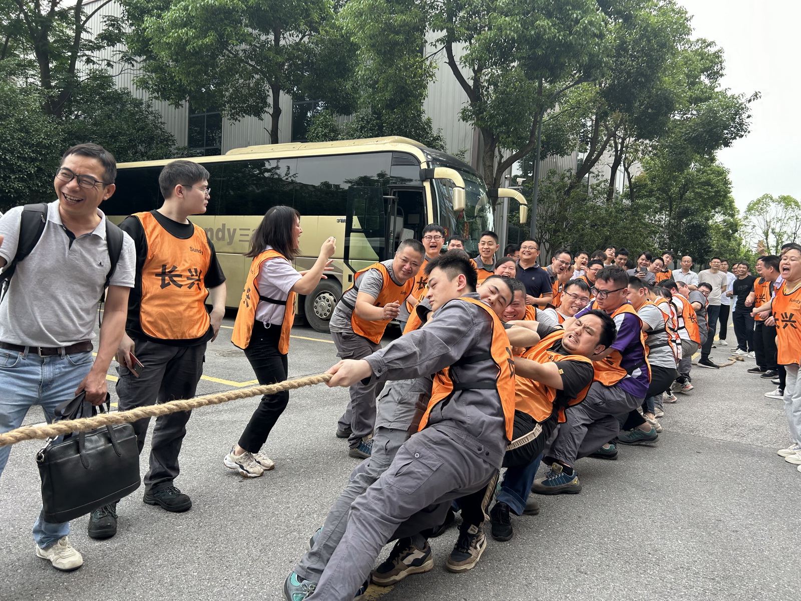 加油！加油！凝“绳”聚力，“三德杯”首届拔河比赛火热开赛